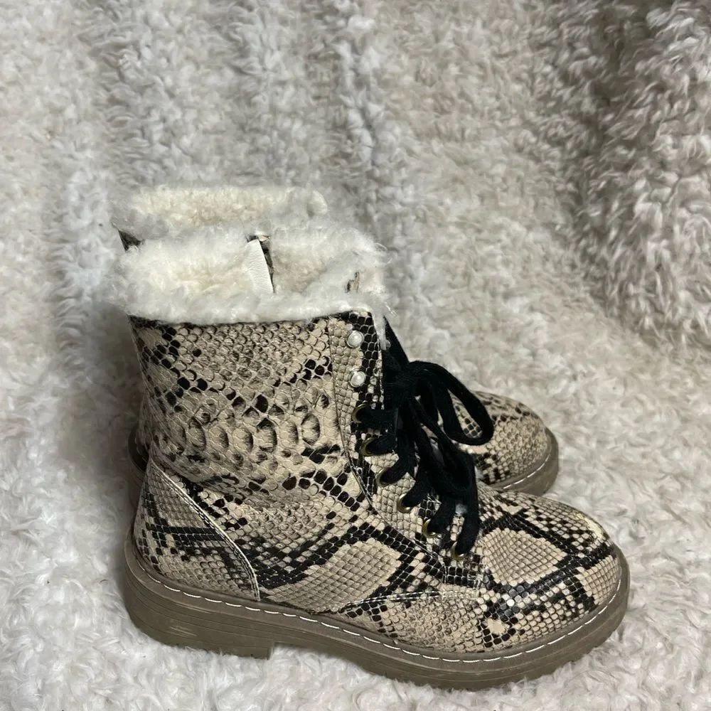 True Craft Snake Skin prints beige and black combat Boots faux fur lining SZ9M